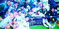 LOS JUGADORES DE SARMIENTO con el cheque de 1.480.000 pesos y el pase a 8vos. de la Copa Argentina.
