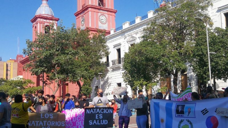 Ruidosa y concurrida marcha pidiendo reapertura de gimnasios y natatorios