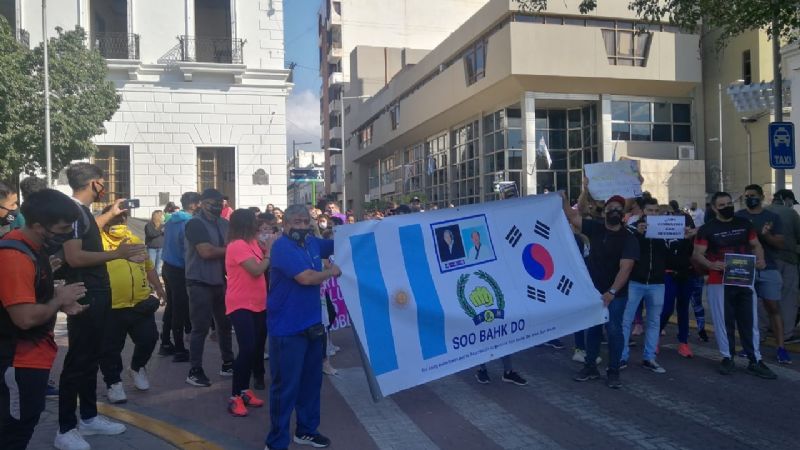 Ruidosa y concurrida marcha pidiendo reapertura de gimnasios y natatorios