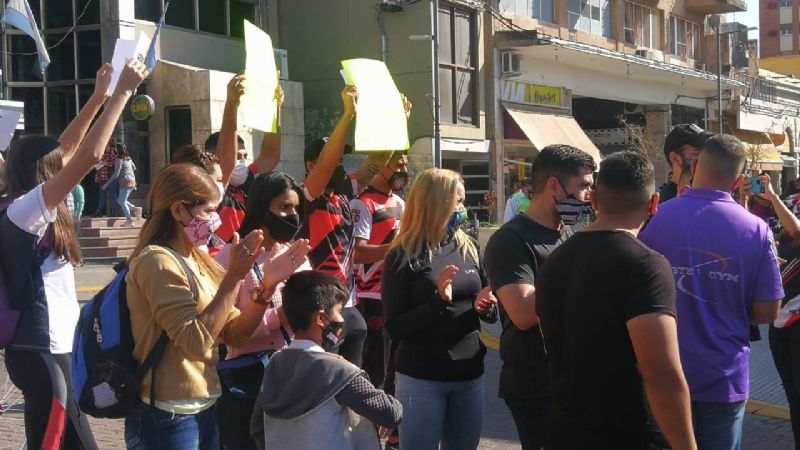 Ruidosa y concurrida marcha pidiendo reapertura de gimnasios y natatorios