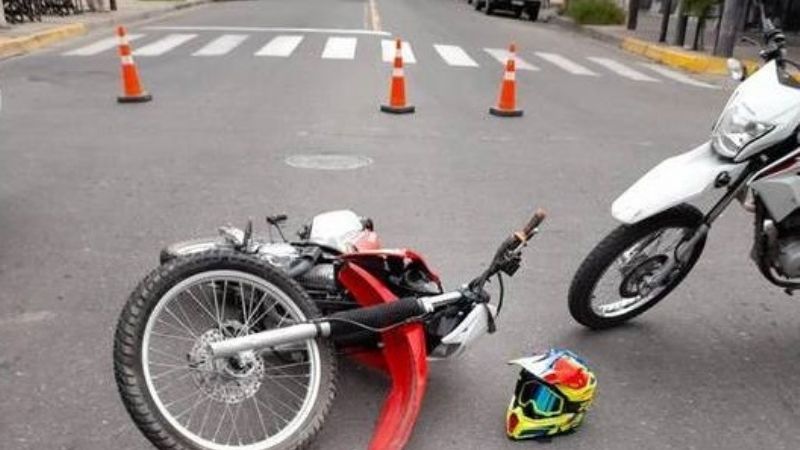 Lo perseguía la policía y chocó contra un colectivo