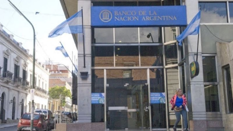 Cierran sucursal bancaria por brote de contagios