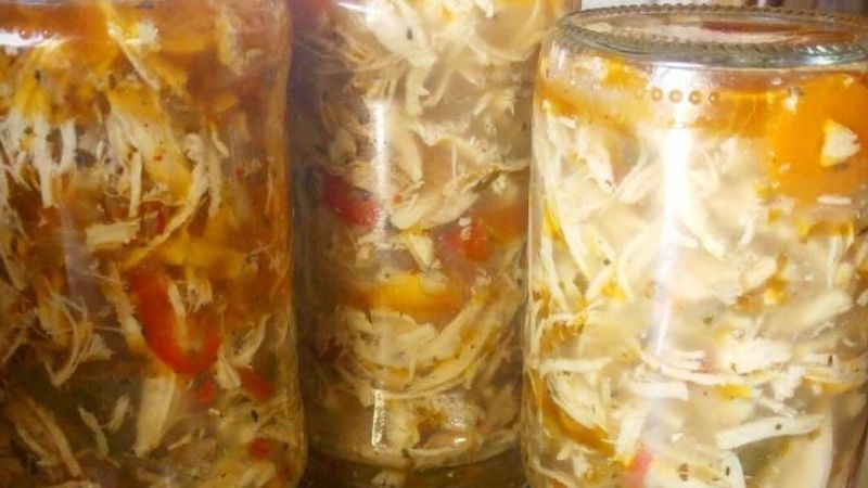 Prohíben la comercialización de un pollo en escabeche