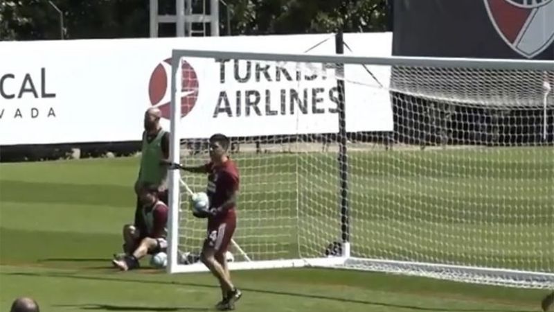 River, con un jugador de campo en el arco, ante Independiente Santa Fe
