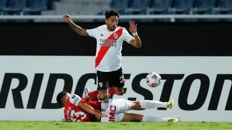 River, con un jugador de campo en el arco, ante Independiente Santa Fe