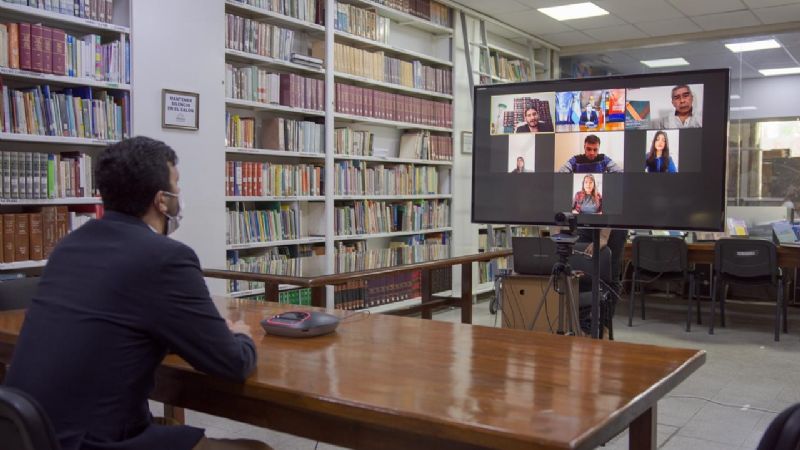 Donación de libro y charla en la Biblioteca del Senado