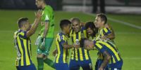 ROSARIO CENTRAL trepó a la cima con una goleada ante Huachipato.