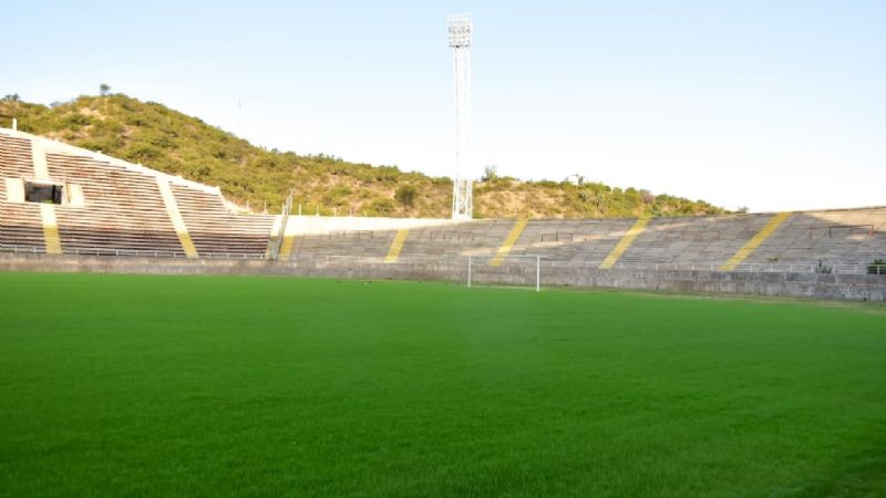 Crece el pasto del Estadio Bicentenario tras el resembrado de invierno