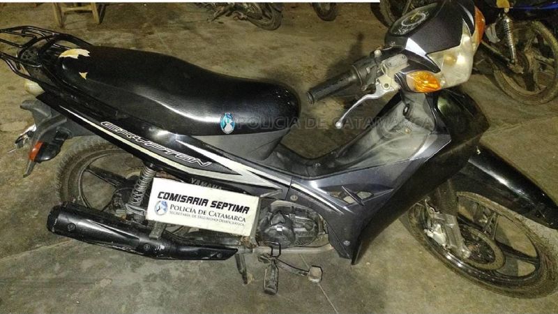 Adolescente demorado con una moto robada