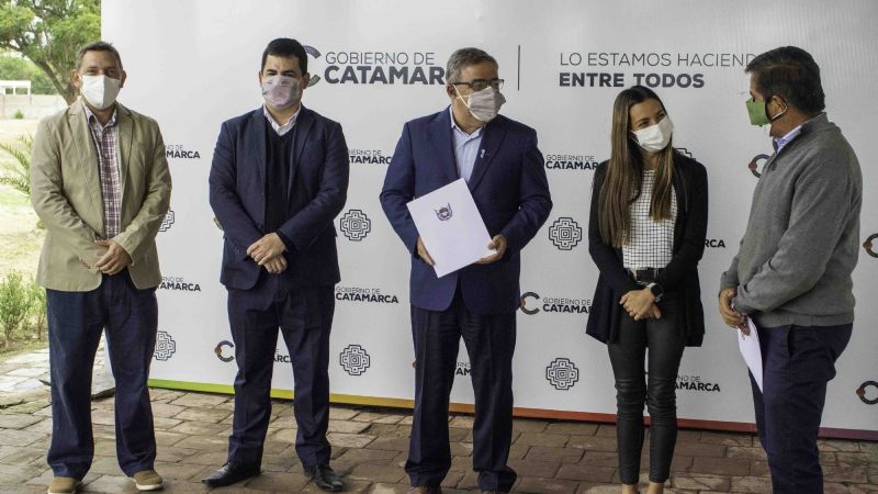 Jalil entregó los primeros créditos de Reconversión Varietal