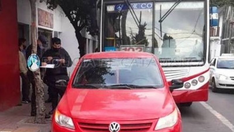 Un auto y un colectivo resultaron dañados