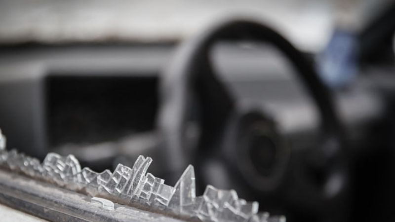 Rompió el vidrio de un auto para robar