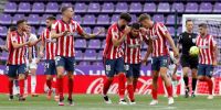 ÁNGELITO, rodeados por sus compañeros, tras asegurar el título para el Atlético Madrid.