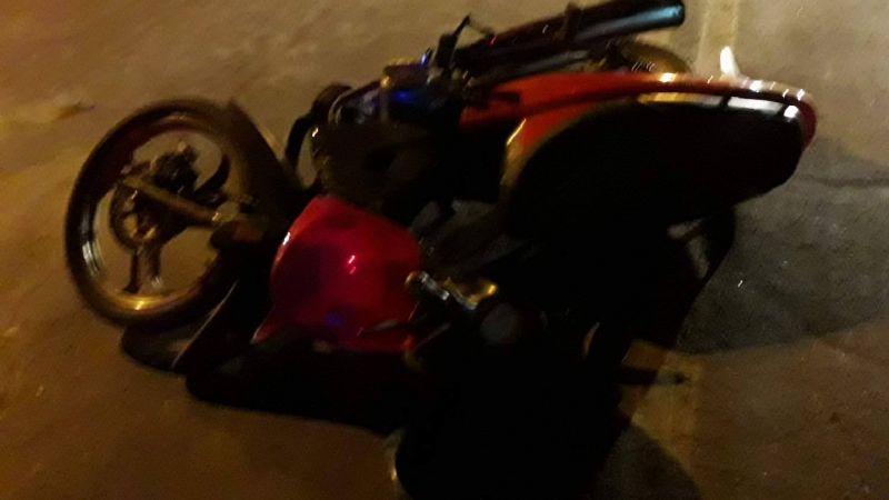 Se cayó de la moto con una niña a bordo que resultó herida