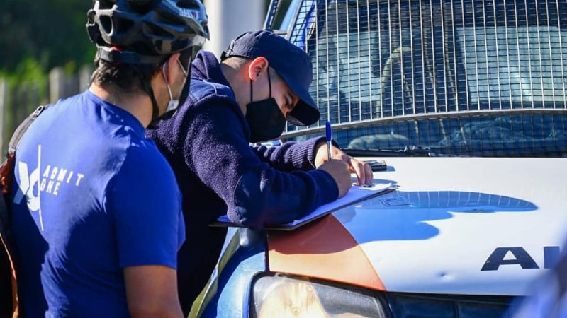 Ciclistas demorados y multados por omitir el confinamiento