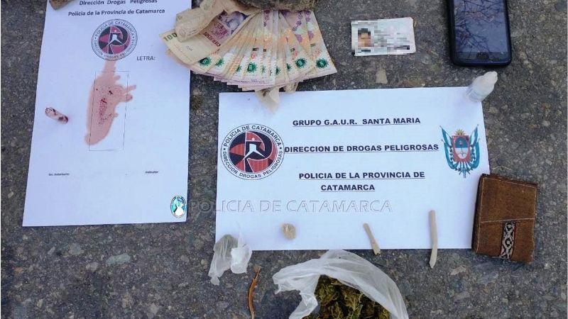 Detenido con un envoltorio de marihuana y dos porros