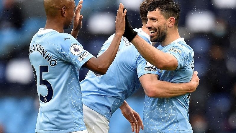 El City celebró el título en la Premier con doblete del “Kun”