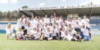 DANIEL DÍAZ (centro, abajo) festejando el ascenso con el Móstoles español.