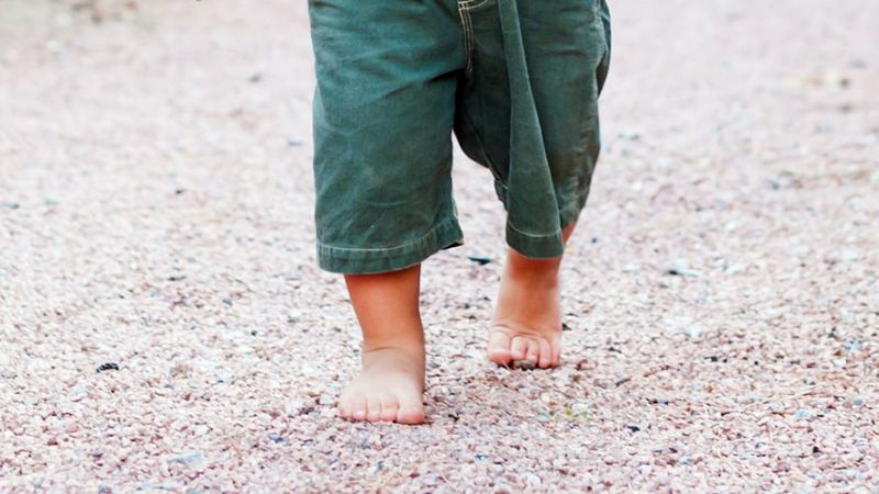Niño deambulaba solo y descalzo por calles del norte