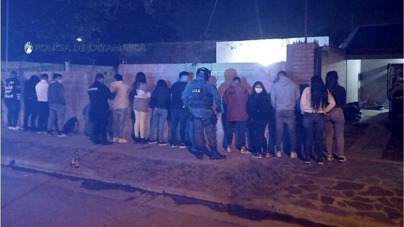 Noche de descontrol: desalojaron cinco clandestinas y notificaron a 44 personas