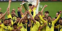 LA COPA LA EUROPA LEAGUE en manos de los campeones: los jugadores del Villarreal.