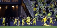 LOS JUGADORES DE VILLARREAL festejando con el público español que llegó hasta Polonia.