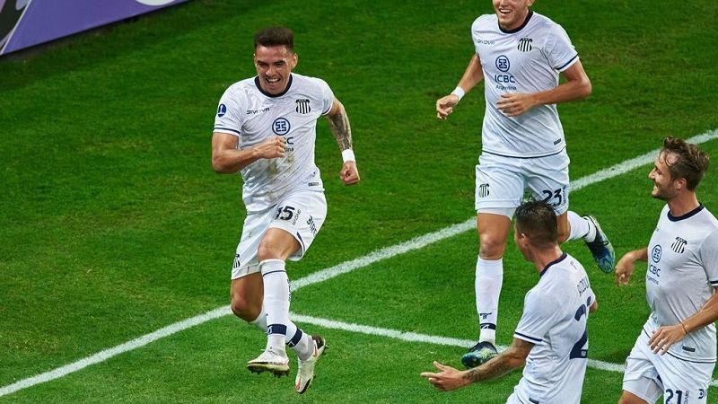 Tardíamente, Talleres se acordó de ganar y eliminó al Emelec