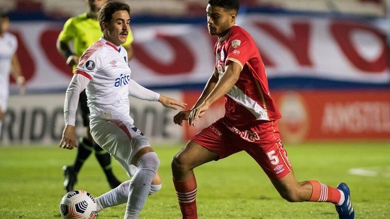 Argentinos Jrs. perdió; pero igual pasó junto a la U. Católica