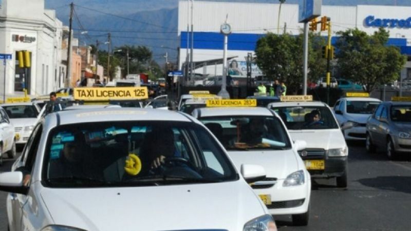 Dificultades en pandemia: bocinazo de taxistas y remiseros