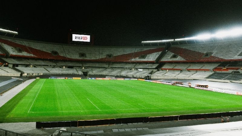 River exhibió el nuevo piso que luce el Monumental