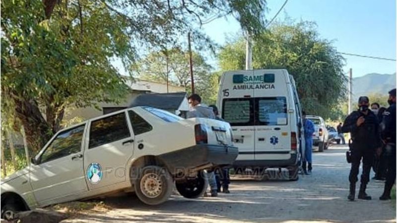 Atropelló a dos personas y terminó con el auto en el canal
