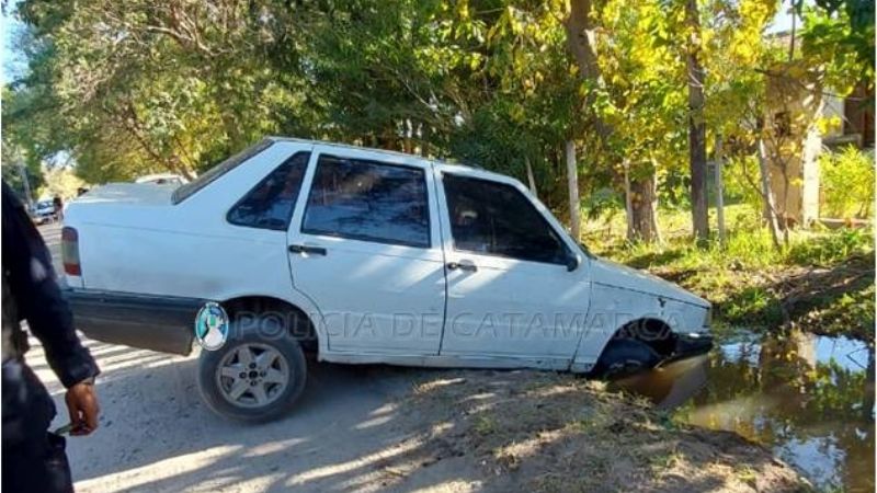 Atropelló a dos personas y terminó con el auto en el canal