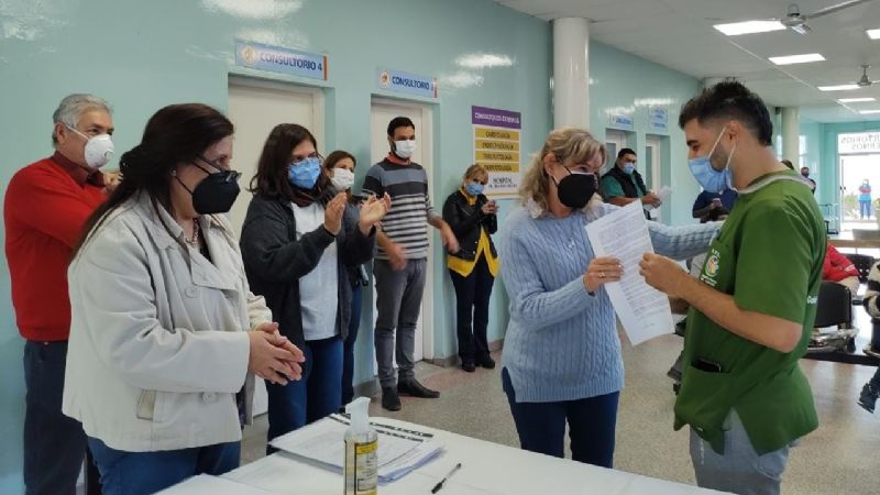 Firma de contratos en el Área Programática Nº2