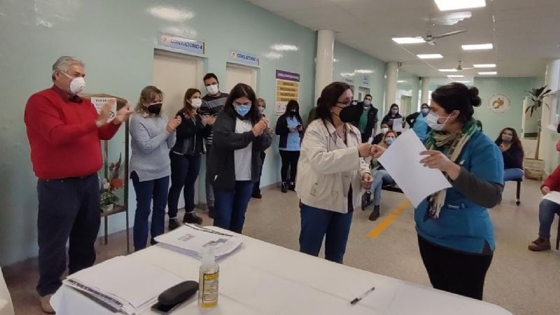 Firma de contratos en el Área Programática Nº2