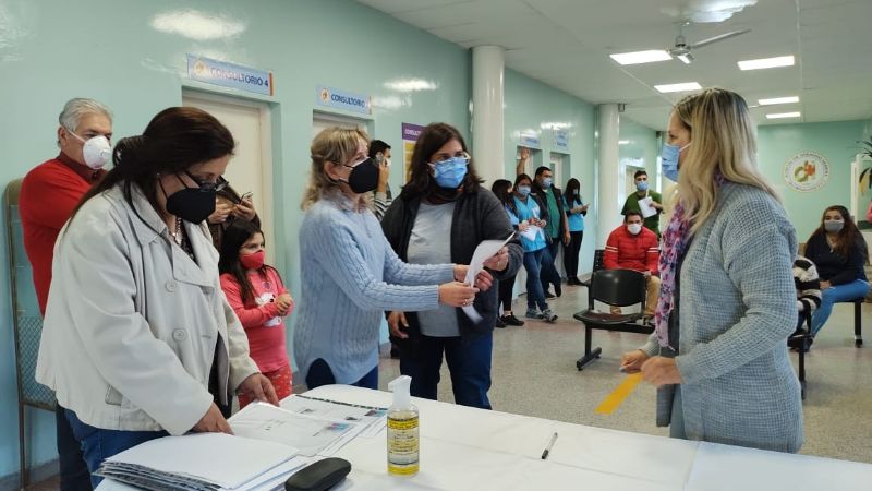 Firma de contratos en el Área Programática Nº2