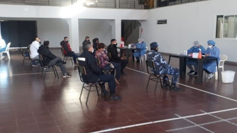 Vacunación a Policías del Interior