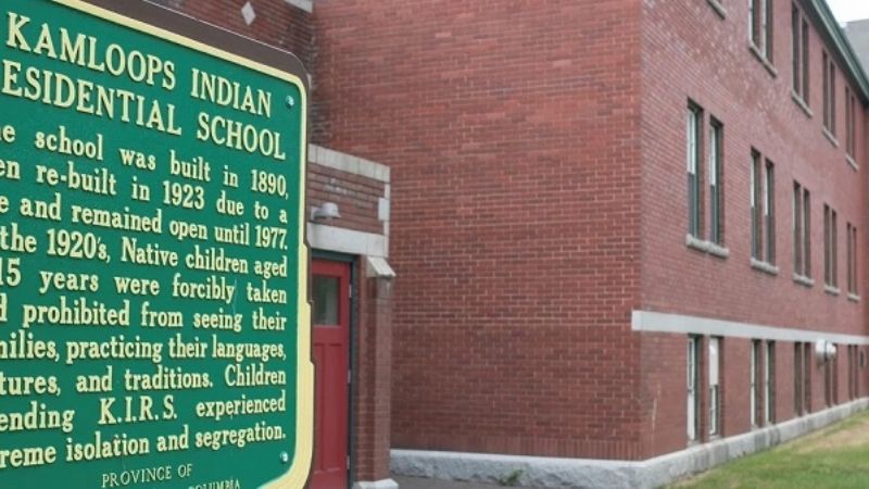 Encuentran los cuerpos de 215 niños enterrados en una escuela para indígenas