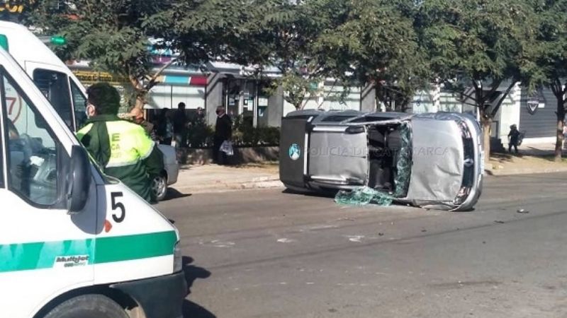 Chocó contra un remolque estacionado y terminó volcando