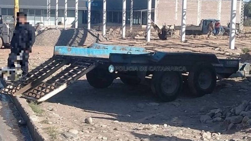 Chocó contra un remolque estacionado y terminó volcando