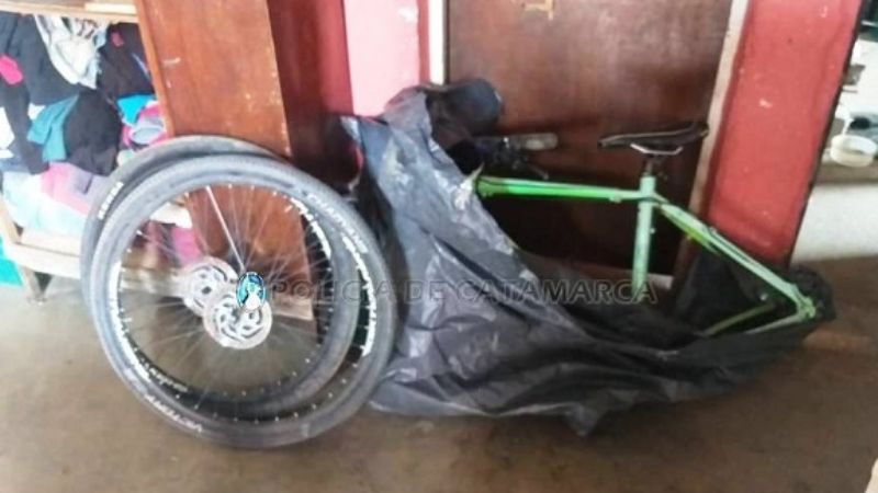 Lo descubren desarmando un bici robada