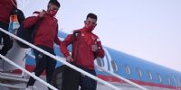 LOS JUGADORES de Independiente en su arribo esta tarde a San Juan.