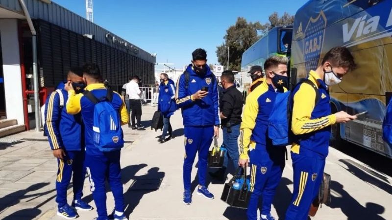 Sin hinchas al arribo y con todos los protocolos, Boca está en San Juan