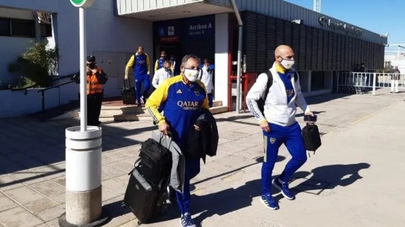Sin hinchas al arribo y con todos los protocolos, Boca está en San Juan