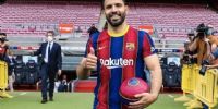 INTENSA sesión de fotos debió atravesar Agüero tras la firma de su contrato.