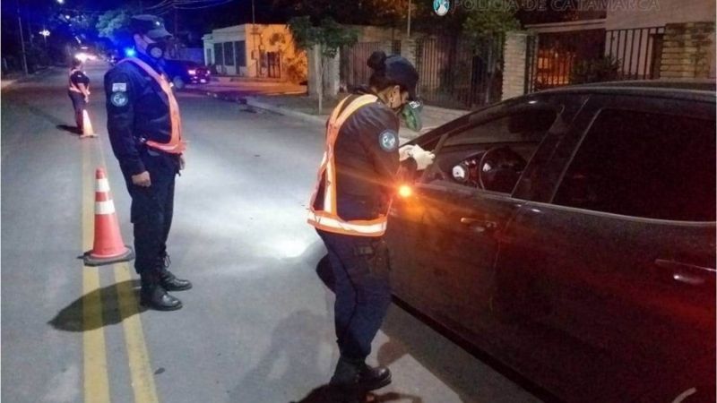Conducía borracho e intentó embestir a policías en un control