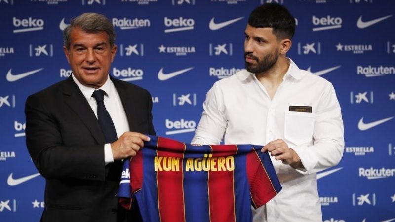 El “Kun” ya es del Barcelona y compañero de Messi