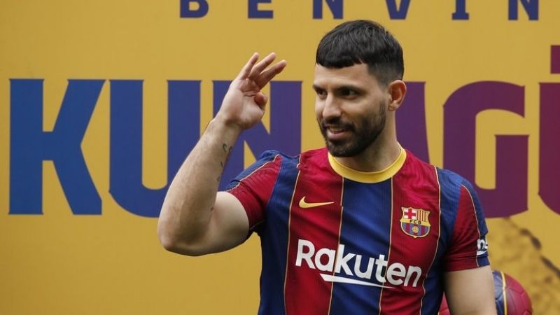 El “Kun” ya es del Barcelona y compañero de Messi