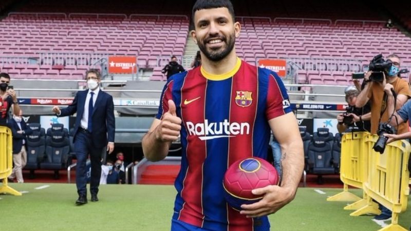 El “Kun” ya es del Barcelona y compañero de Messi