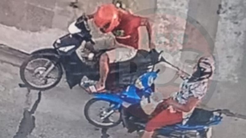 A bordo de una moto intentó arrebatarle la cartera a otra motociclista