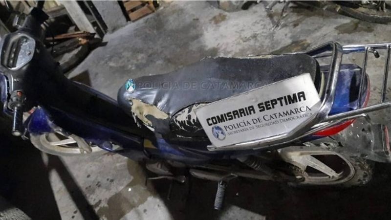 Empujaba una moto robada
